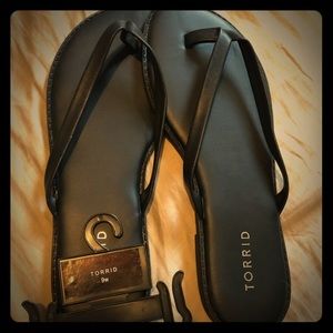 Size 9 wide black sandals